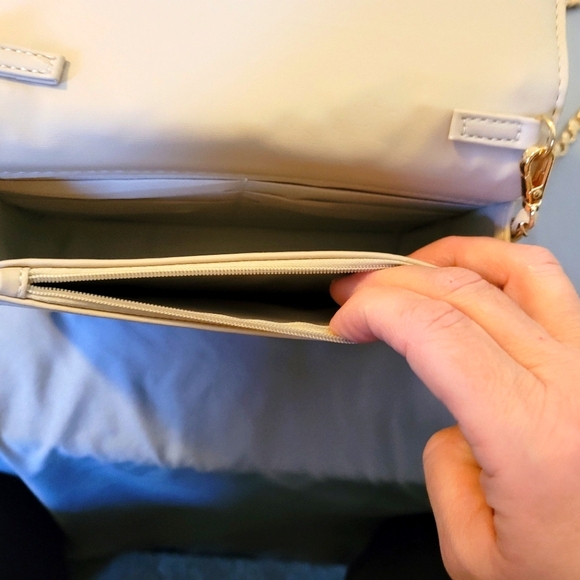 Small Diamond Quilted Badgley Mischka Purse. - Picture 6 of 8